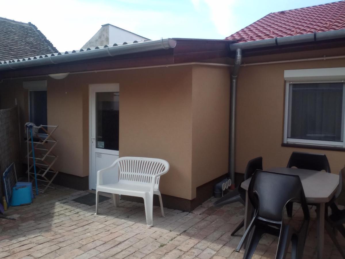 Start Apartmanok Pecs Luaran gambar